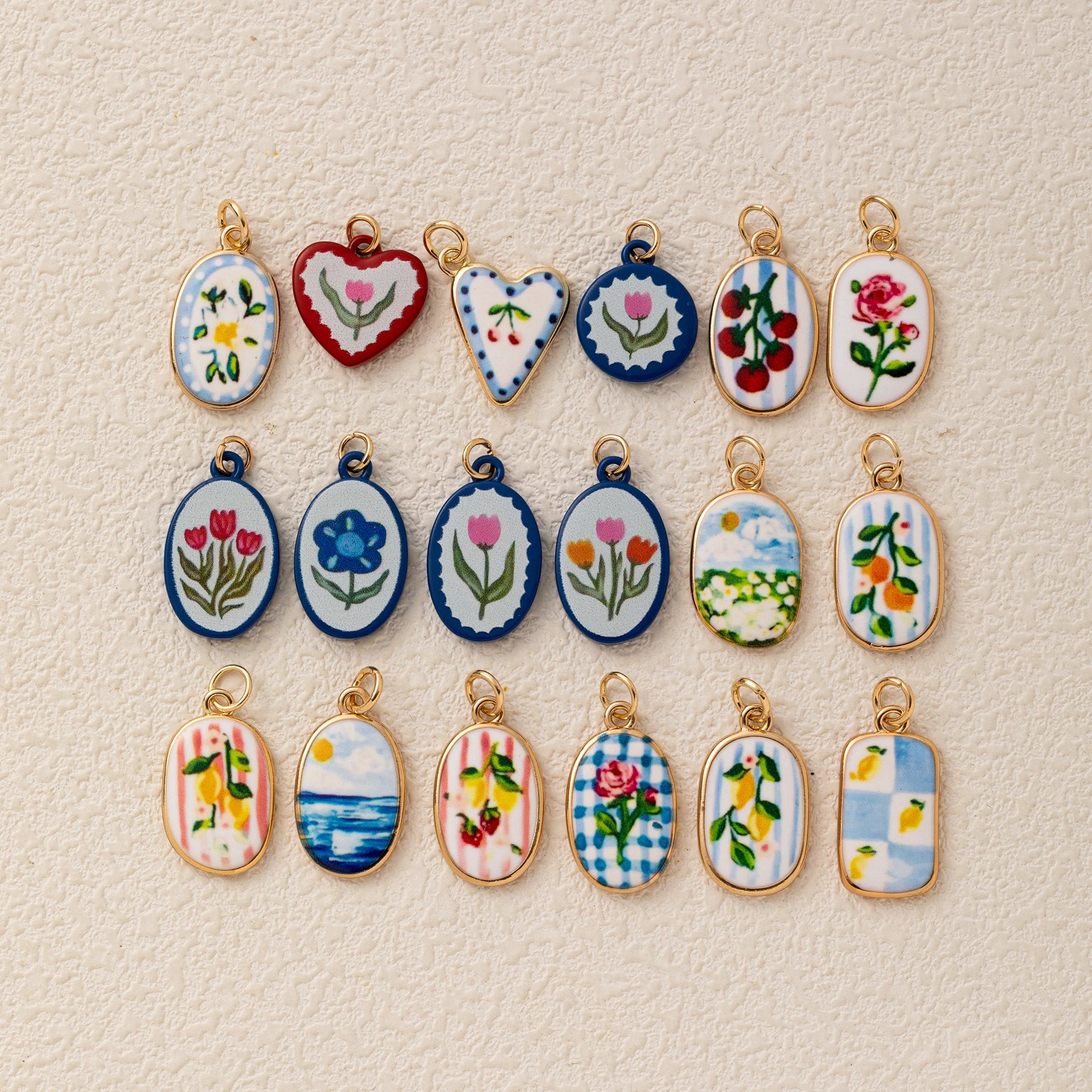 Charm Flor Dourada Clássica em Metal para Pulseiras e Colares