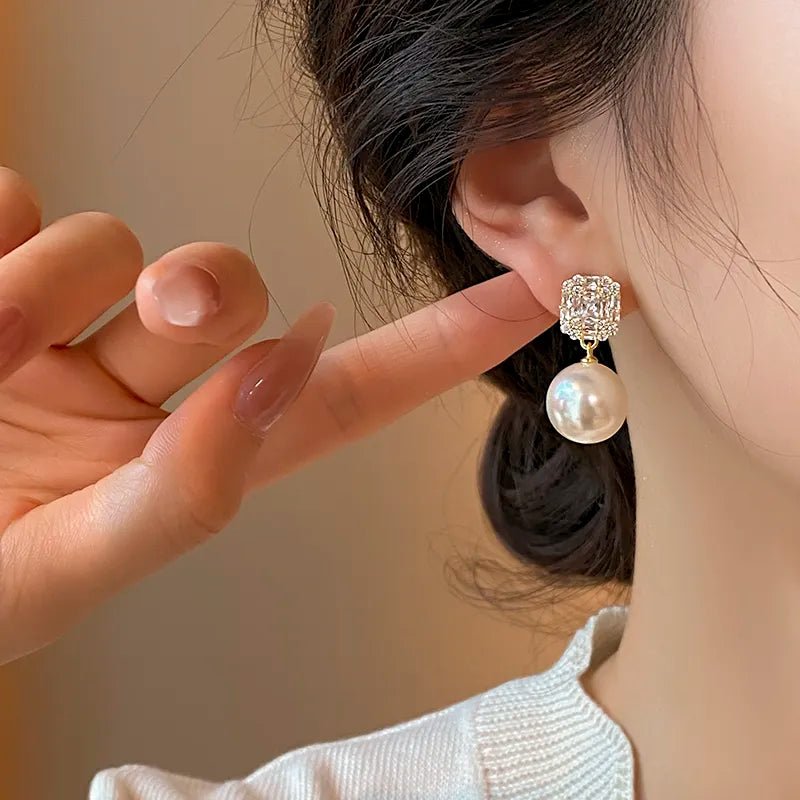 brinco-pendente-dourado-perola-classica-folheado-ouro-18k