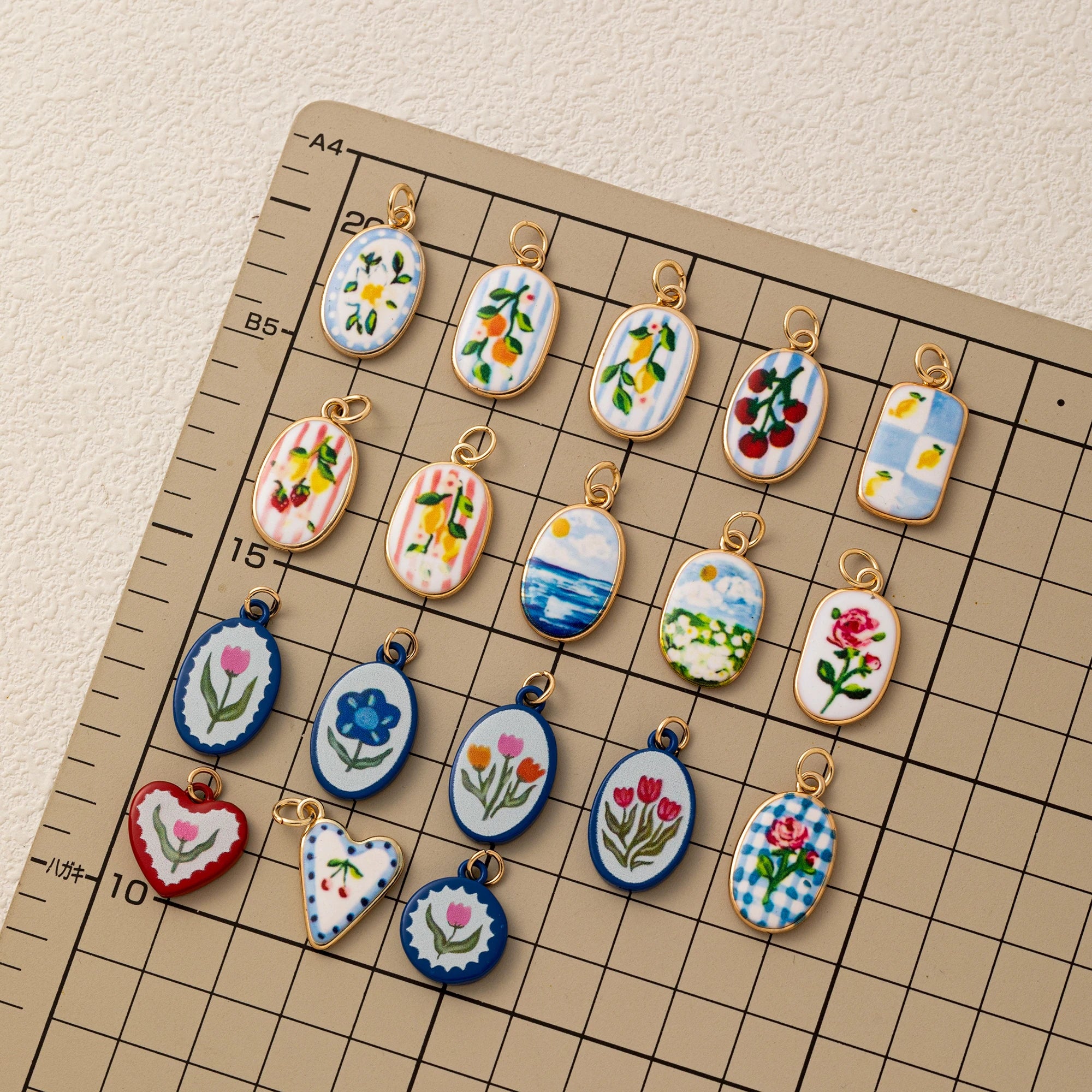 Charm Flor Dourada Clássica em Metal para Pulseiras e Colares