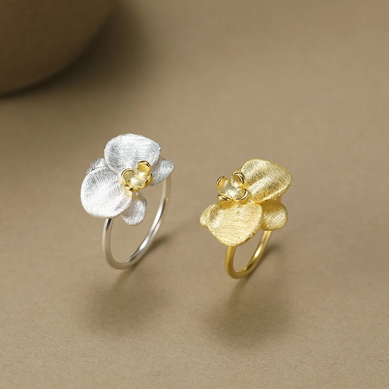 Brincos Flor em Prata 925 – Design Minimalista e Delicado