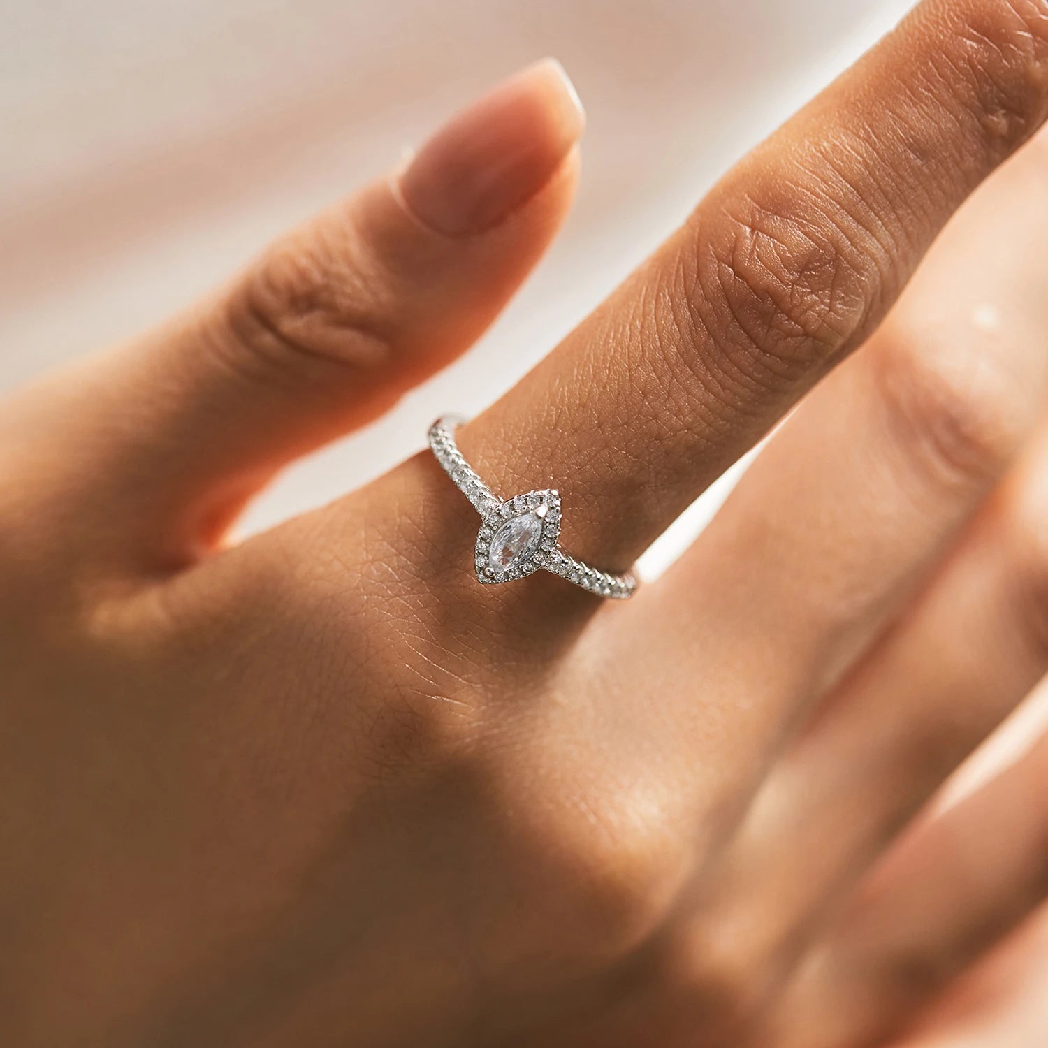 Anel Solitário Gota em Prata 925 com Zircônia
