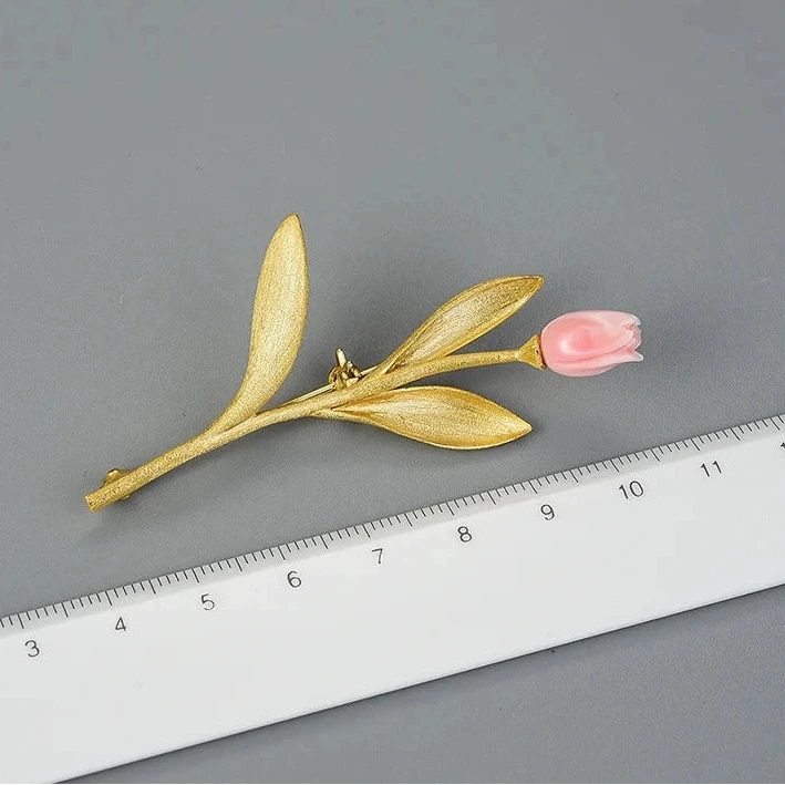 Broche Folha em Prata 925 – Design Elegante e Moderno