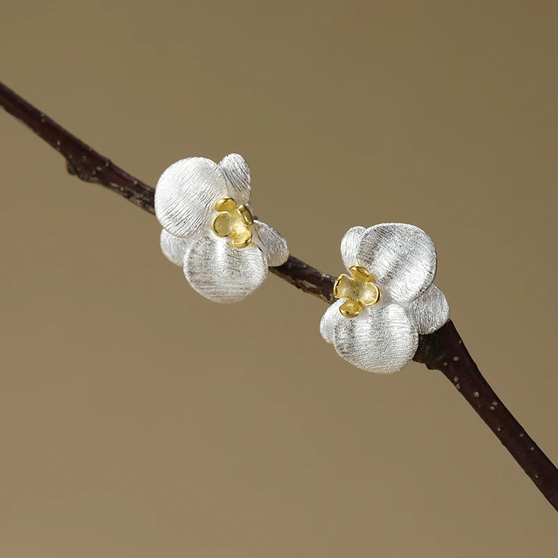 Brincos Flor em Prata 925 – Design Minimalista e Delicado