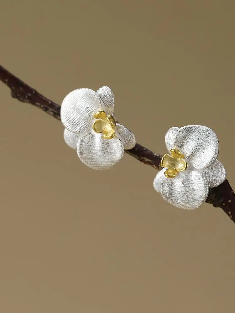 Brincos Flor em Prata 925 – Design Minimalista e Delicado