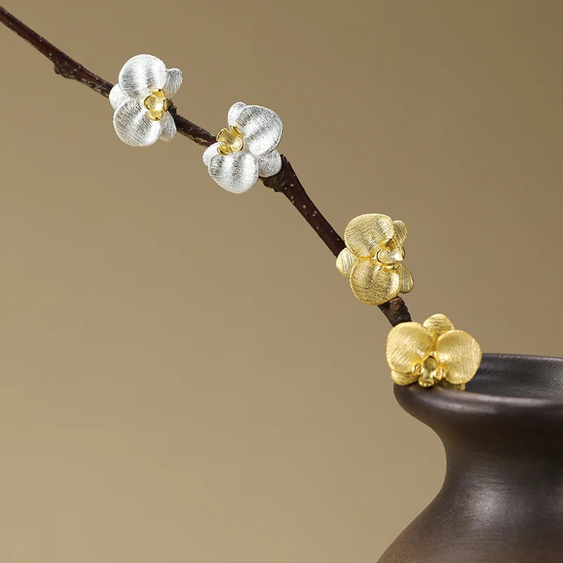 Brincos Flor em Prata 925 – Design Minimalista e Delicado