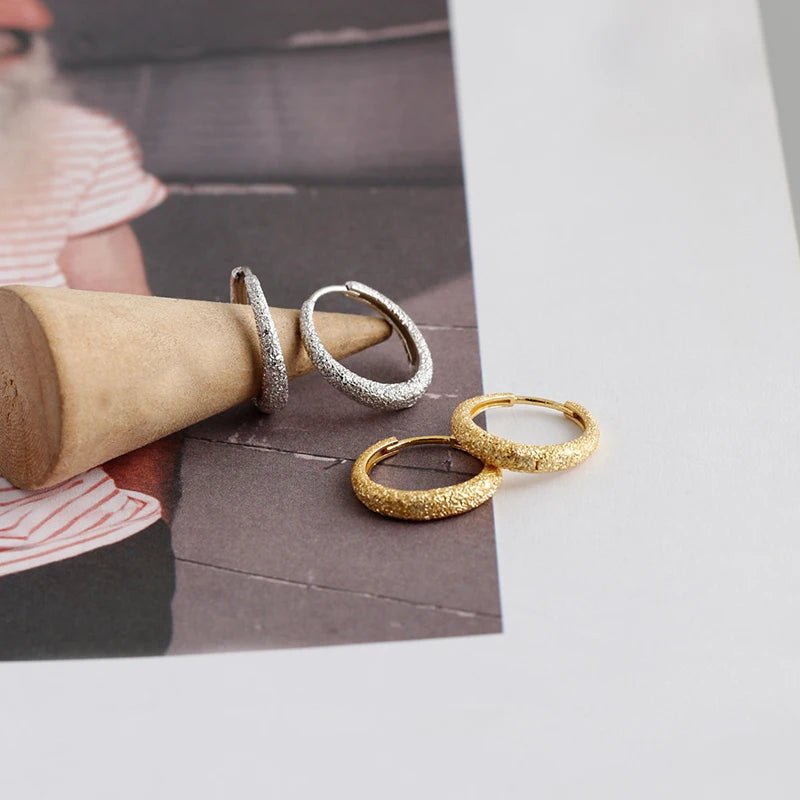 Brincos Argola Texturizada Fosca em Prata 925