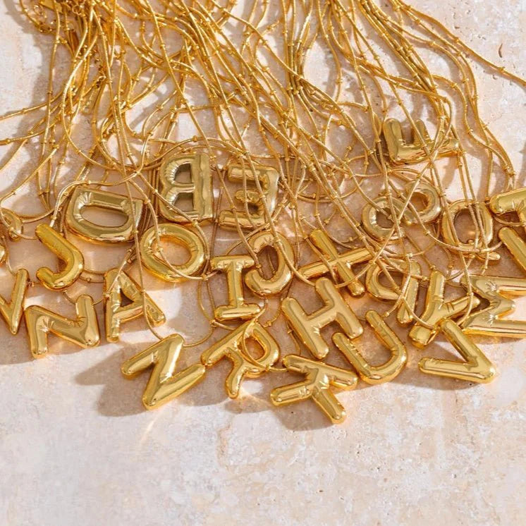 Colar Letra Balão Dourado
